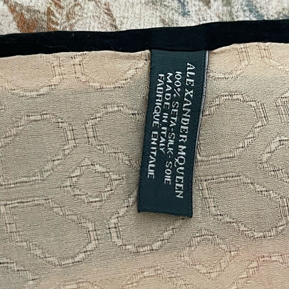 Alexander McQueen Silk wrap/Shawl. - Picture 6 of 16